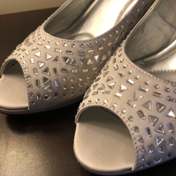 Gently used silver gemstone heels - Picture 4 of 6